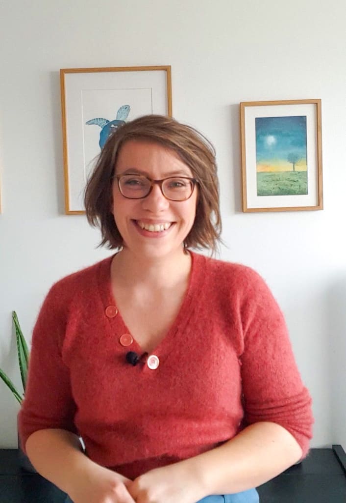 Photo de l'artiste peintre Christelle Lachambre devant deux aquarelles de sa réalisation