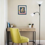 Aquarelle originale Bienveillance envers soi-même encadrée en décoration intérieure sur le mur au dessus d'un bureau et d'une chaise verte