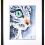 Aquarelle animale représentant un chat gris aux yeux verts en gros plan et son encadrement personnalisé réalisés par Christelle Lachambre artiste-peintre