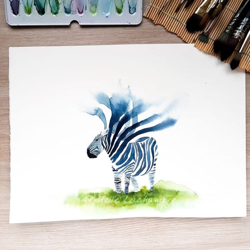 Aquarelle animale style fantastique représentant un zèbre aux rayures indigo dont les rayures au niveau du cou volent dans le vent, telles des écharpes éthérées en cours de réalisation par Christelle Lachambre artiste-peintre