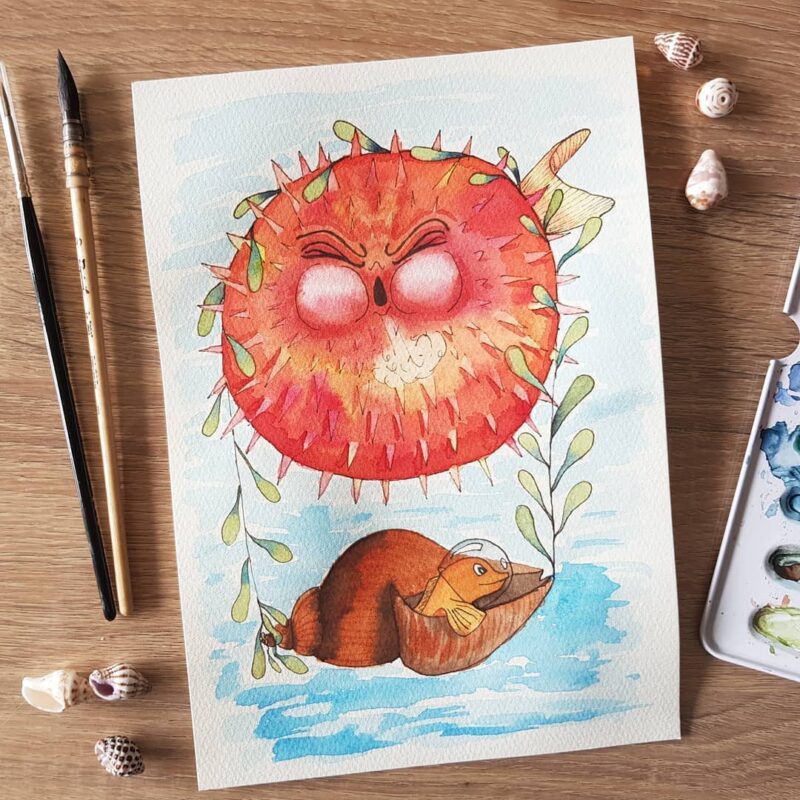 Aquarelle animale style fantastique représentant un poisson spationaute, embarqué dans sa mongolfière faite d'un coquilage tracté par un poisson ballon qui se dégonfle en cours de réalisation par Christelle Lachambre artiste-peintre