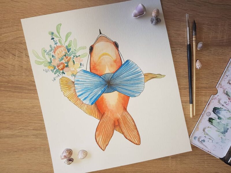 Aquarelle animale style naïf représentant un poisson clown guindé, avec un bouquet de végétaux de la mer, et un noeud papillon en coquillages qui s'apprête à aller à un rendez-vous galant... en cours de réalisation par Christelle Lachambre artiste-peintre