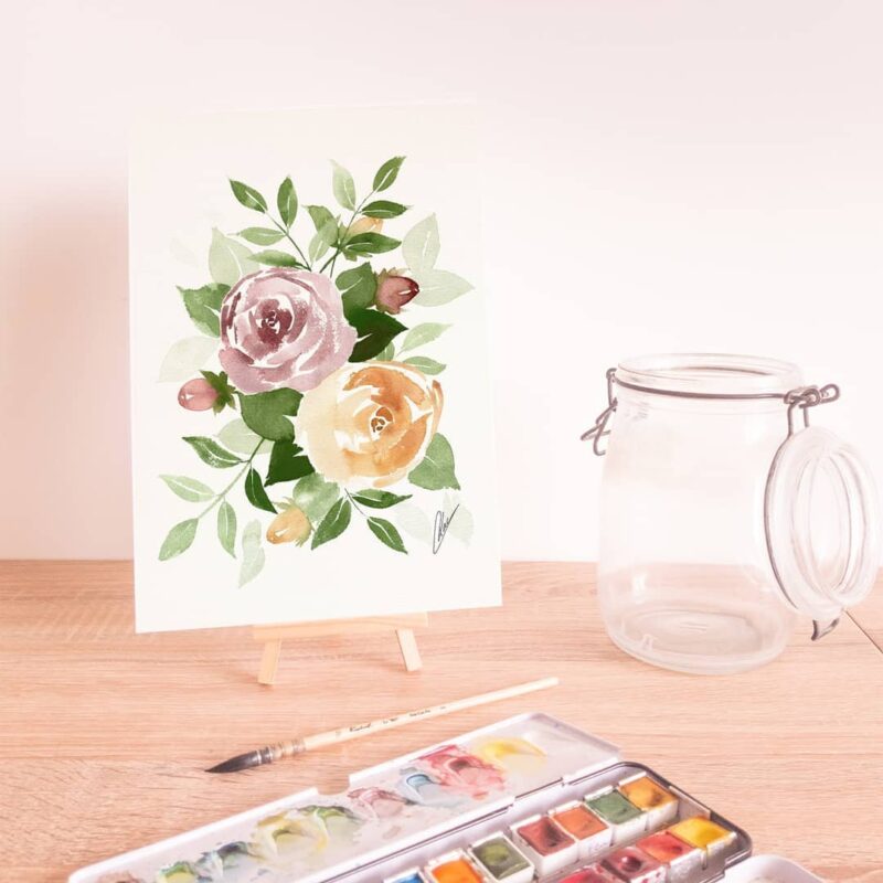 Aquarelle végétale représentant des roses et boutons de roses sur des tons de vieux rose et d'ocre jaune en cours de réalisation par Christelle Lachambre artiste-peintre