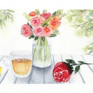 Aquarelle végétale nature-morte avec un bouquet de fleurs dans un vase, une rose posée devant sur la table, un verre de thé aux fleurs dans un verre en verre et une tranche de citron à côté, réalisée par Christelle Lachambre artiste-peintre