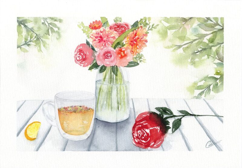 Aquarelle végétale nature-morte avec un bouquet de fleurs dans un vase, une rose posée devant sur la table, un verre de thé aux fleurs dans un verre en verre et une tranche de citron à côté, réalisée par Christelle Lachambre artiste-peintre