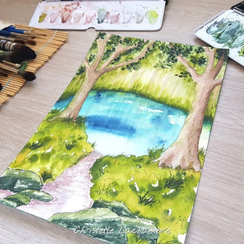 Aquarelle paysage représentant une mare entourée d'arbre au sein de la forêt en cours de réalisation par Christelle Lachambre artiste-peintre