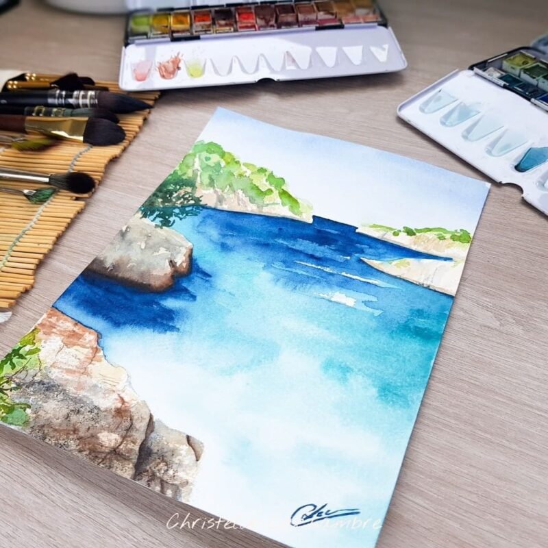 Aquarelle paysage représentant des plages de calanques et la mer en cours de réalisation par Christelle Lachambre artiste-peintre