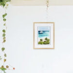 aquarelle moderne Voilier blanc sur eaux turquoises - en décoration intérieure au dessus d'un lit d'une chambre bohème
