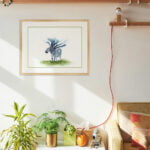 peinture contemporaine originale Identité (dé)voilée en décoration intérieure sur le mur d'un salon à la décoration bohème