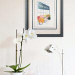 aquarelle moderne La devanture du fleuriste en décoration intérieure sur le mur blanc d'un salon au dessus d'une console