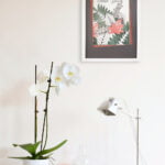 aquarelle moderne Lâcher-prise en décoration intérieure sur le mur blanc d'un salon au dessus d'une console