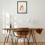 Aquarelle originale Foxy encadrée en décoration intérieure sur le mur au dessus d'un bureau et d'une chaise en bois