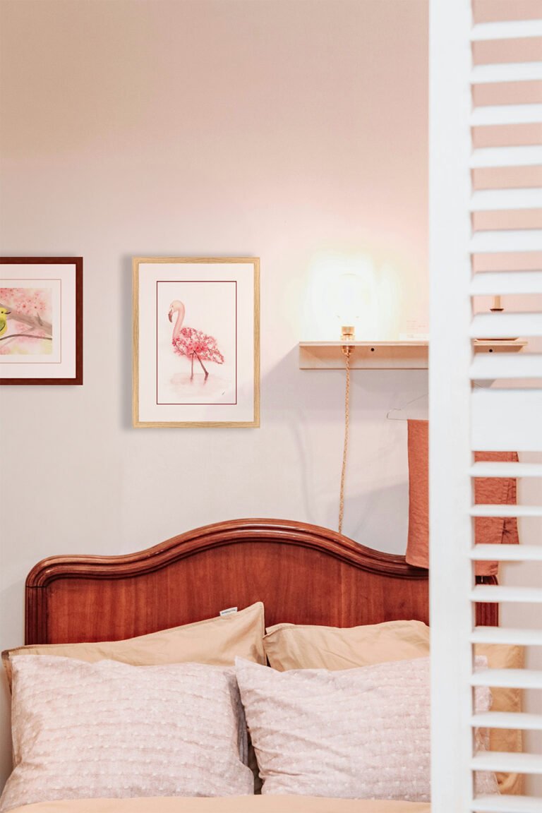 Illustration de l'harmonisation des couleurs dans une chambre rose, avec deux peintures sur les tons roses, Flamand rose cerisier et L'oiseau jaune dans le cerisier