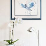 aquarelle moderne L’envol du zèbre en décoration intérieure sur le mur blanc d'un salon au dessus d'une console