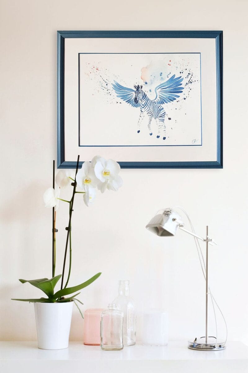 aquarelle moderne L’envol du zèbre en décoration intérieure sur le mur blanc d'un salon au dessus d'une console